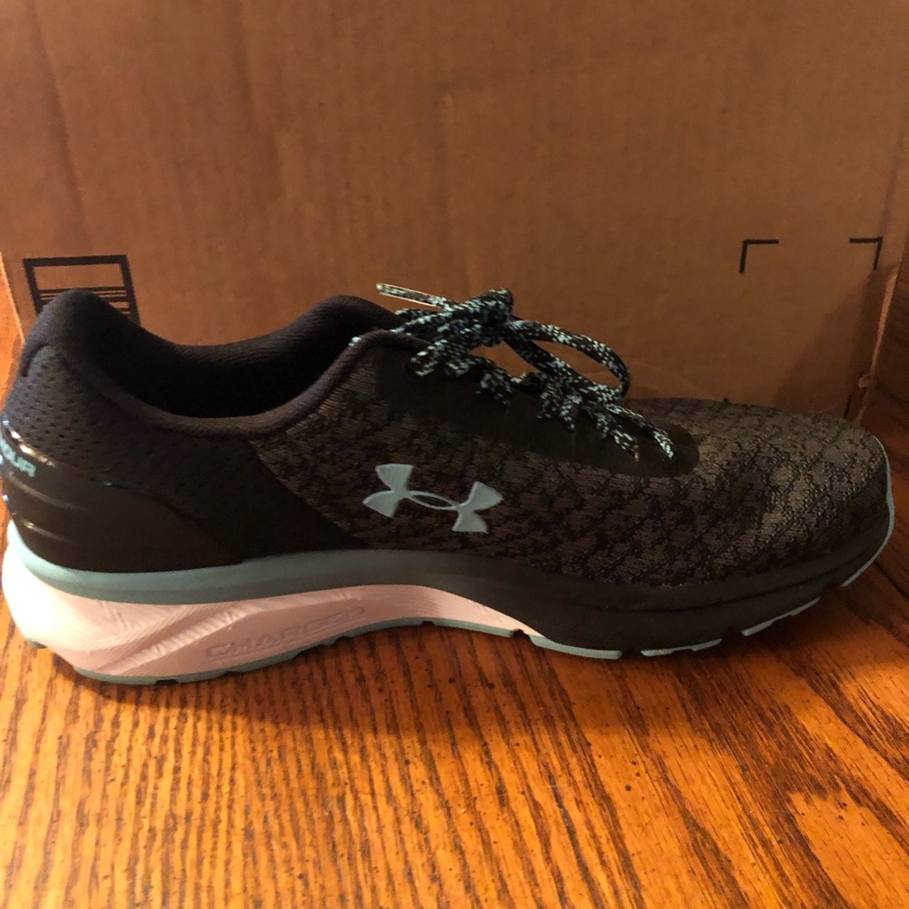 Under Armour tennis shoe -size 9